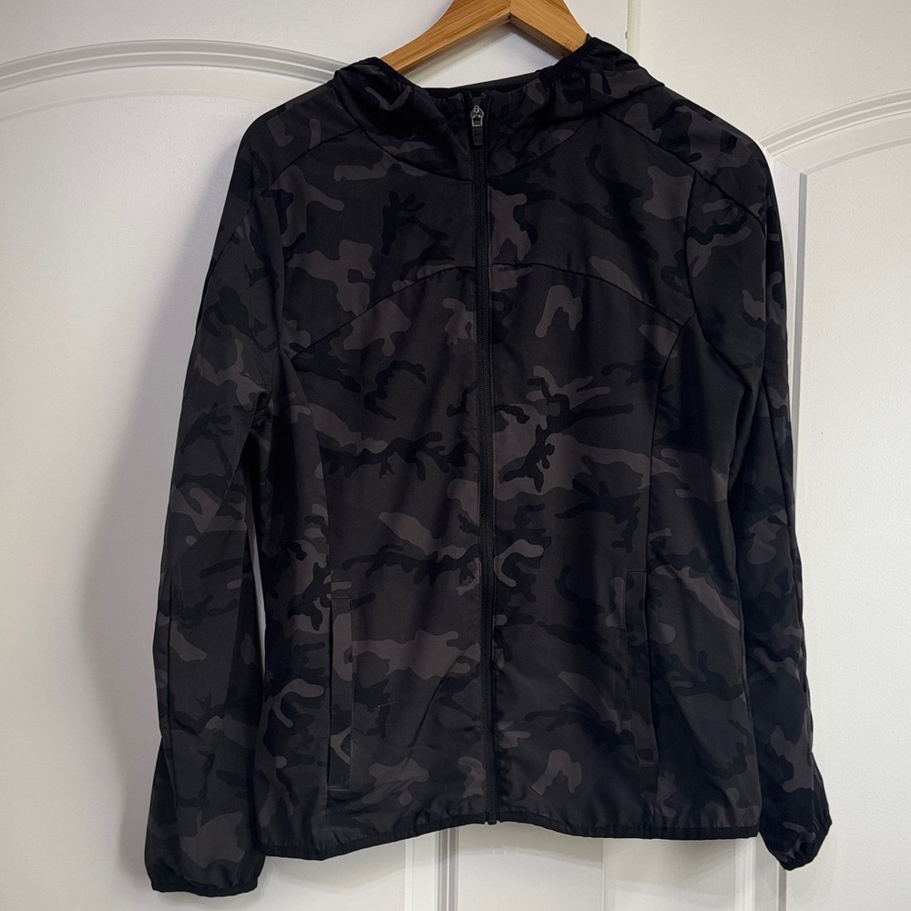 Zyia Black/Green Camouflage Zip-Up lightweight Jacket. Size M